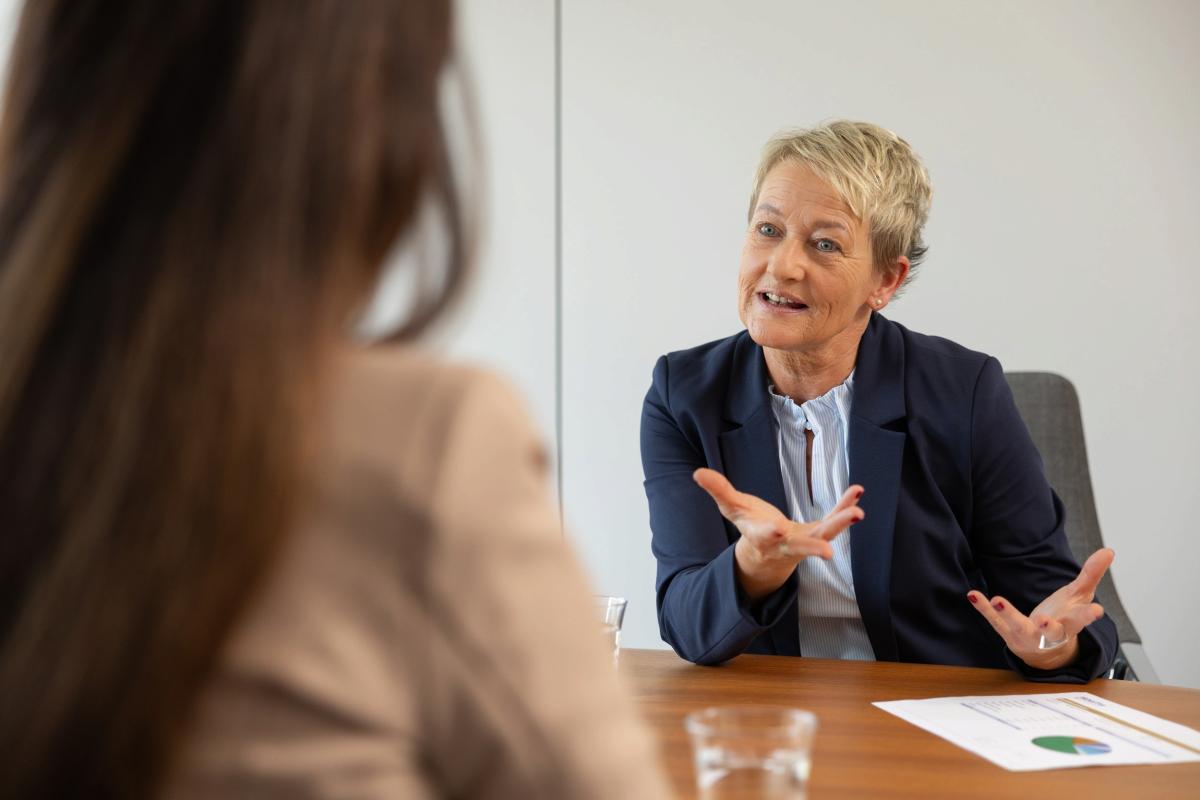 Vermögenspartnerin Christina Löper im Gespräch mit einer Kundin