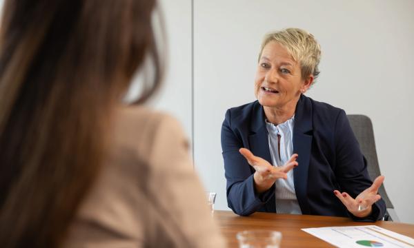 Vermögenspartnerin Christina Löper im Gespräch mit einer Kundin