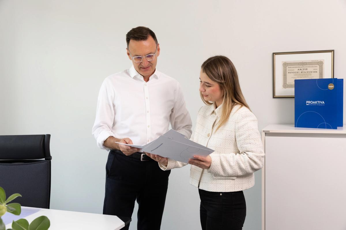 Vermögenspartner Norbert Wielsch im Gespräch mit einer Team-Assistenz