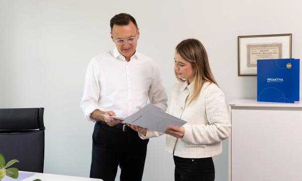 Vermögenspartner Norbert Wielsch im Gespräch mit einer Team-Assistenz