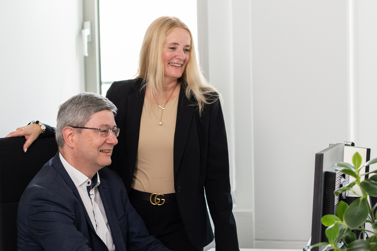 Vermögenspartner Norbert Wielsch im Gespräch mit einer Team-Assistenz