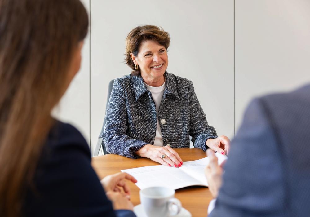 Vermögenspartnerin Bettina Franke im Gespräch mit einer Kundin und einem Kunden