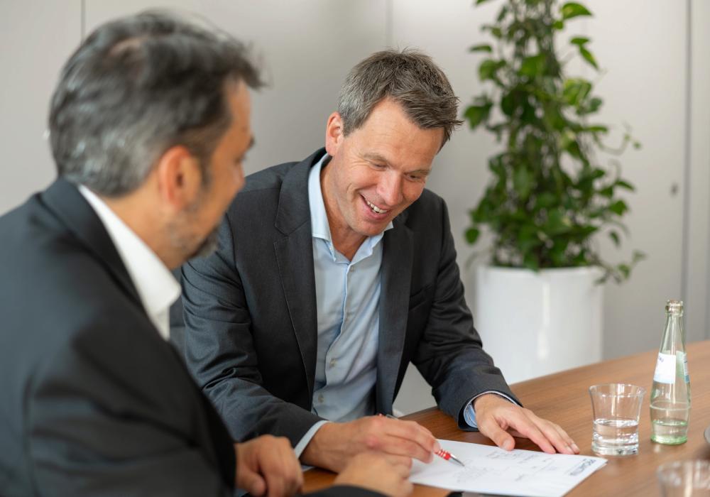 PROAKTIVA-Geschäftsführer Torben Peters im Gespräch mit Datenschutz-Beauftragten Falk von Boehn