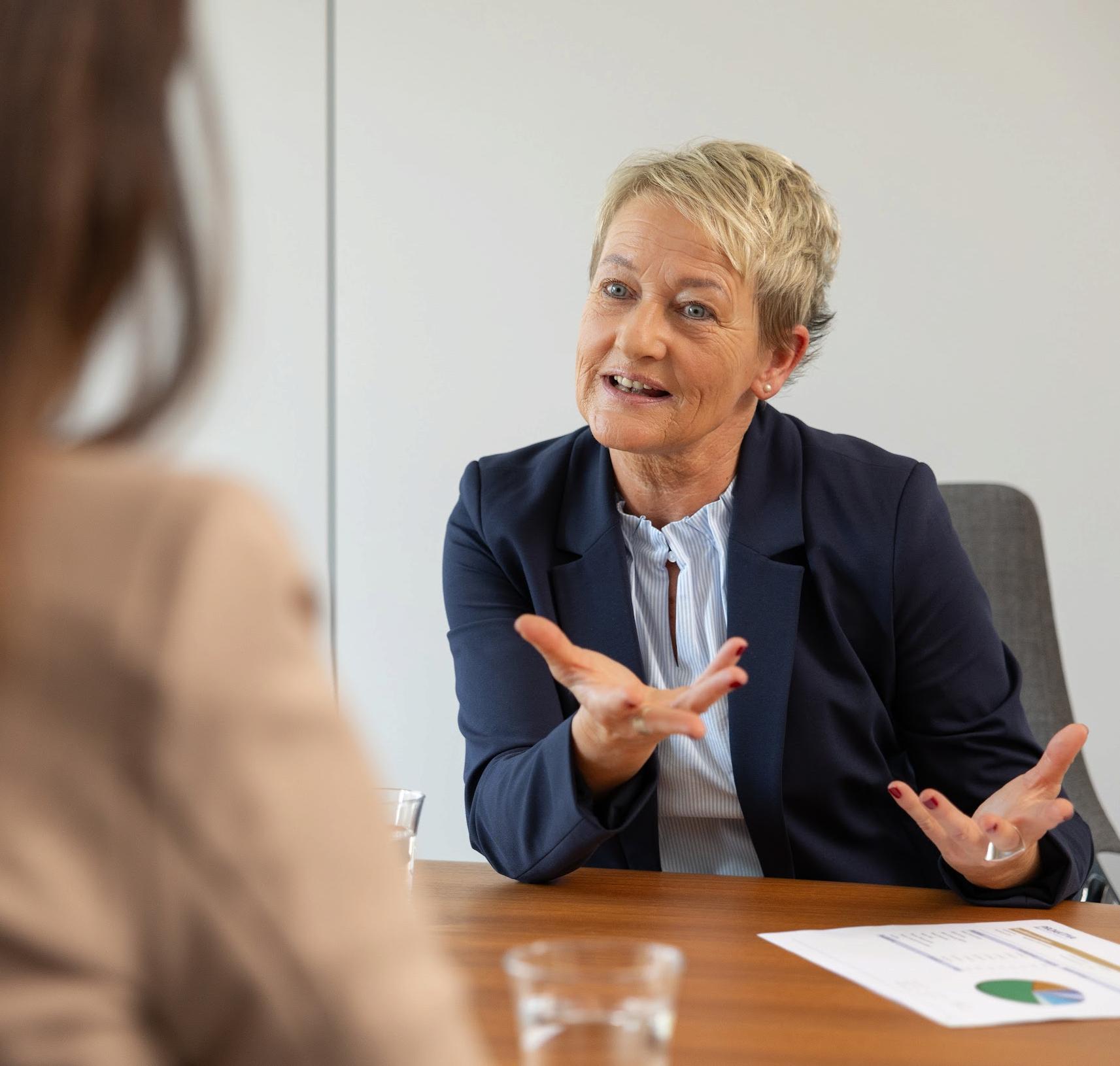 Vermögenspartnerin Christina Löper im Gespräch mit einer Kundin