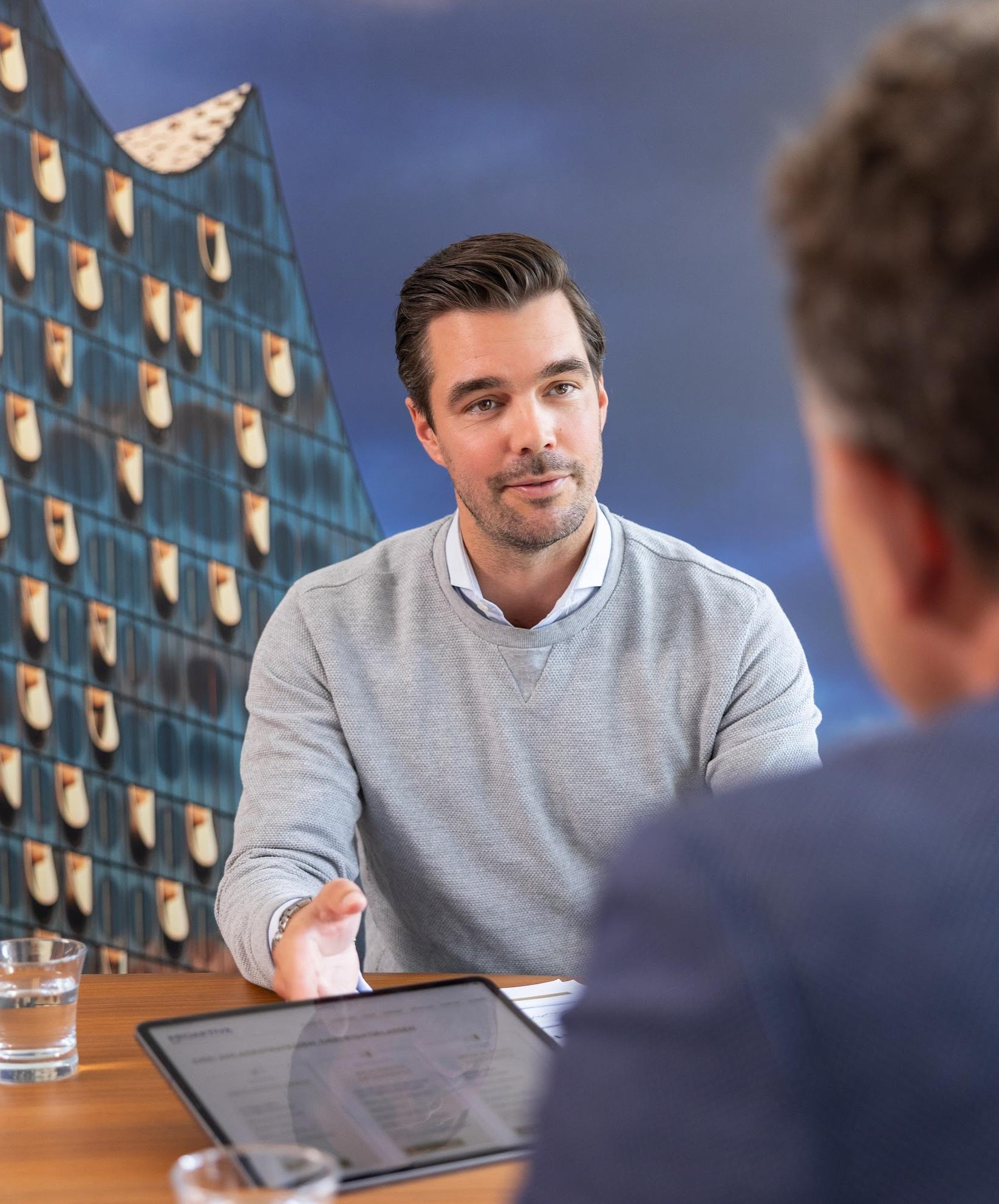 Vermögenspartner Patrick Schmidt im Gespräch mit einem Kunden