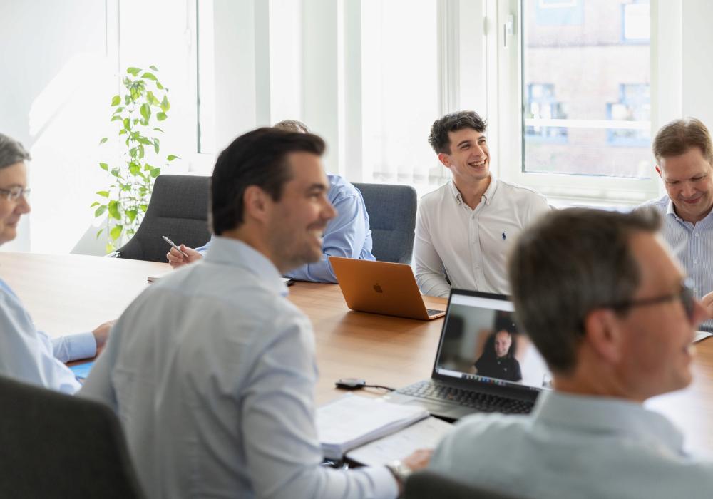 Mehrere Vermögenspartner in der Diskussion an einem großen Konferenztisch