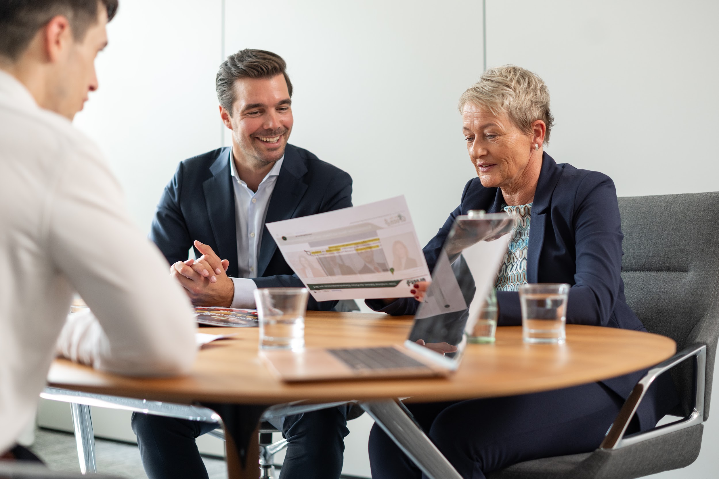 Drei Vermögenspartner in Gespräch und Diskussion
