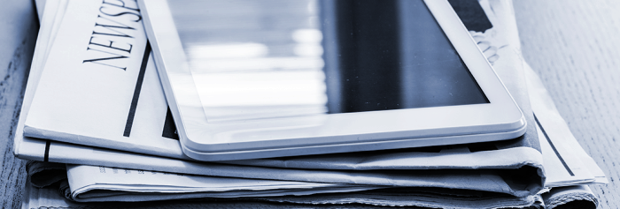 Zeitungen und Tablet