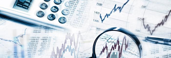 Collage aus Lupe, Taschenrechner, Bilanzwerten und Schaubilder