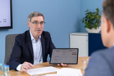 Fondsmanager Andreas Meißner im Gespräch mit einem Kunden
