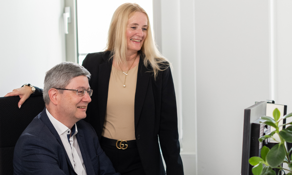 Vermögenspartner Norbert Wielsch im Gespräch mit einer Team-Assistenz